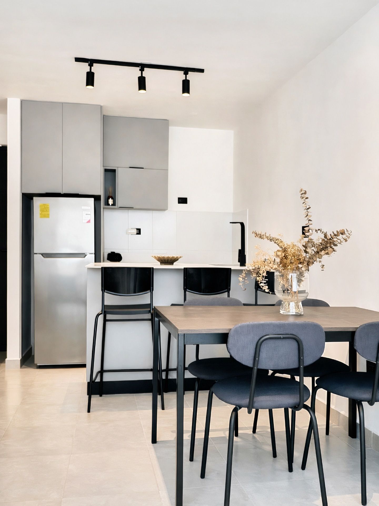 Cocina y comedor de apartamento moderno — real estate